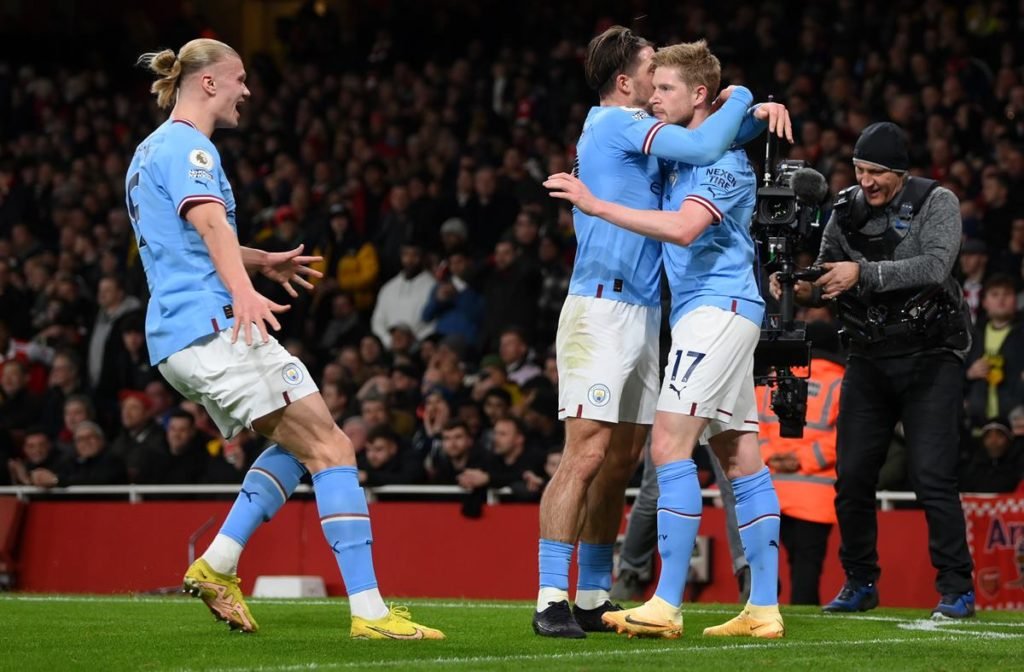 Arsenal quebra enguiço, bate Manchester City e é co-líder em