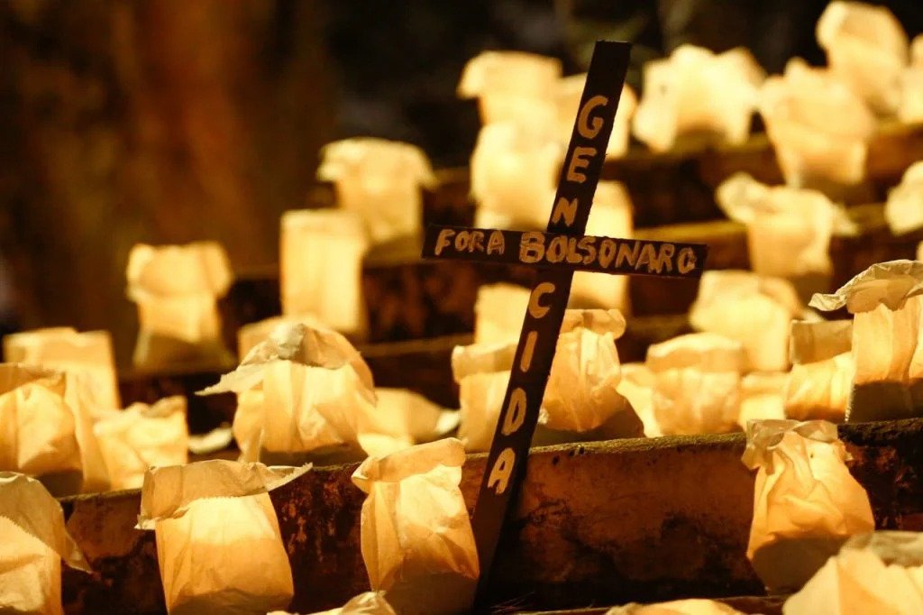 Imagem mostra cruz com as palavras