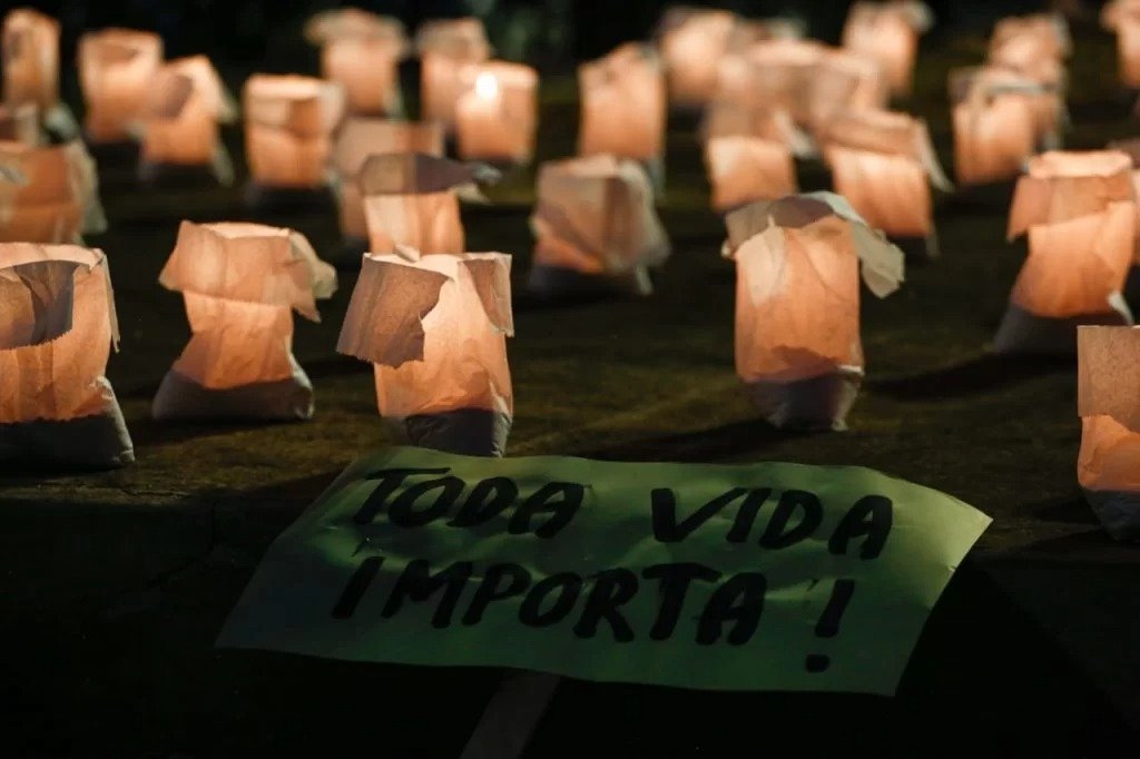 Imagem mostra velas acesas em homenagem às vítimas de covid
