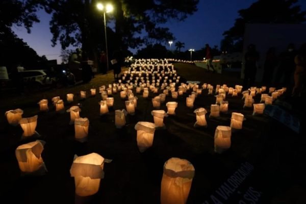 Imagem mostra velas acesas em homenagem às vítimas de covid