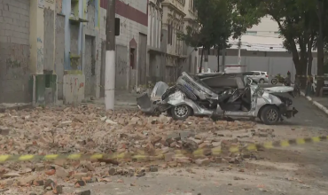Muro desaba em cima de carro no centro de SP e deixa 2 pessoas feridas