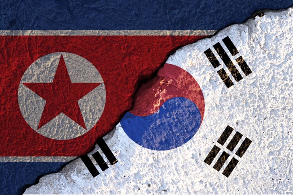 Contraposição das bandeiras da Coreia do Norte e da Coreia do Sul - Metrópoles