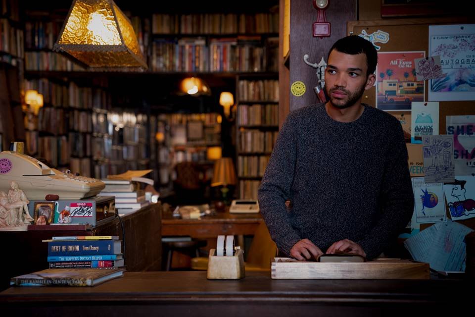 Justice Smith como Tom em Sharper - Uma Vida de Trapaças