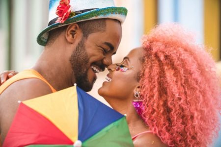Imagem colorida: casal sorri no Carnaval - Metrópoles