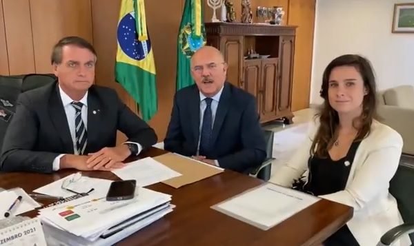 Sylvia Cristina Toledo Gouveia participa da gravação de vídeo ao lado de Jair Bolsonaro e do então ministro da Educação, Milton Ribeiro