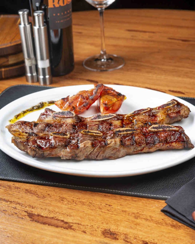 Na foto, um prato com carne - Metrópoles