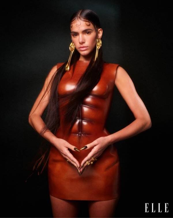 Bruna Marquezine usando look escultural com abodômen marcado na capa da Elle Brasil - Metrópoles
