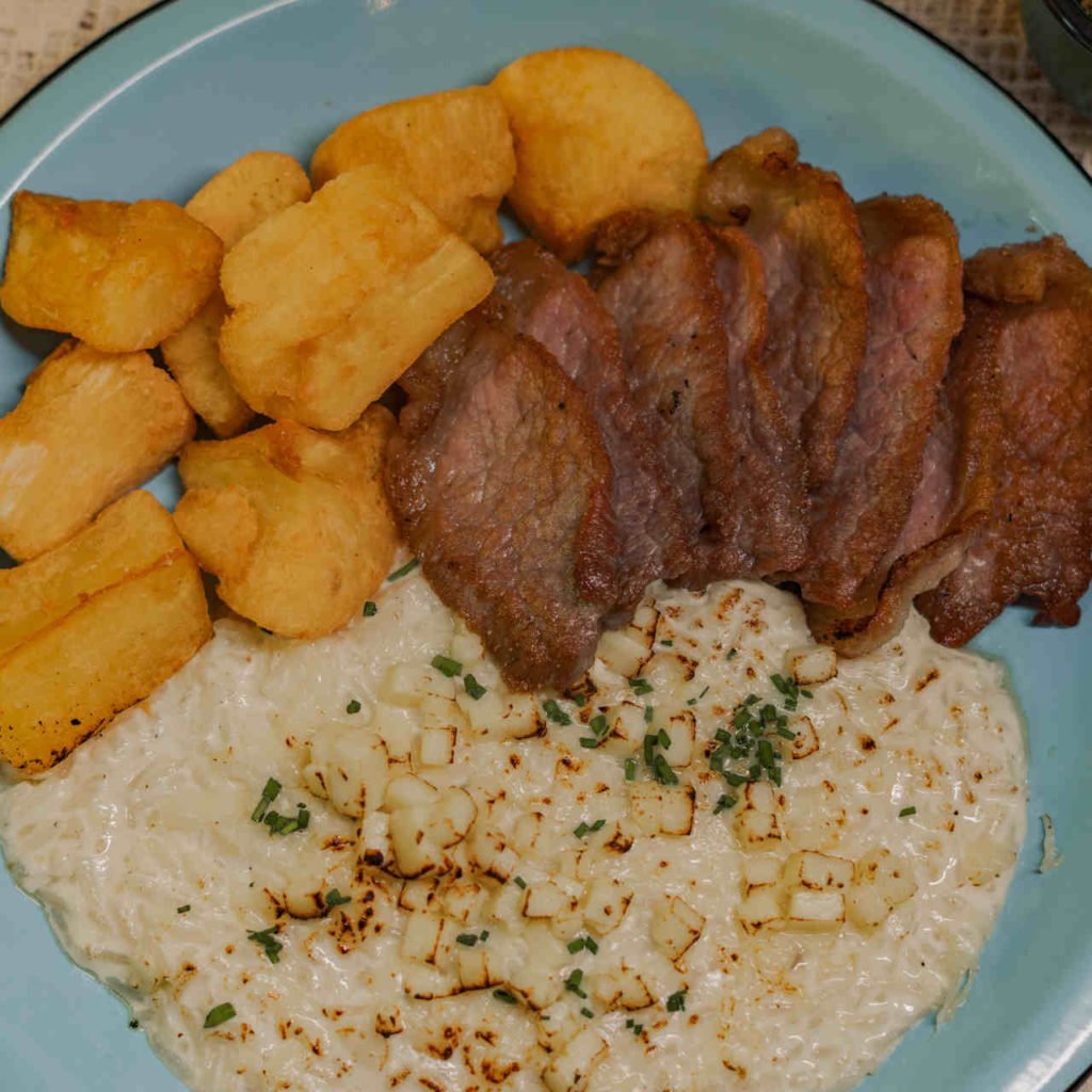 Na foto, um prato de comida - Metrópoles