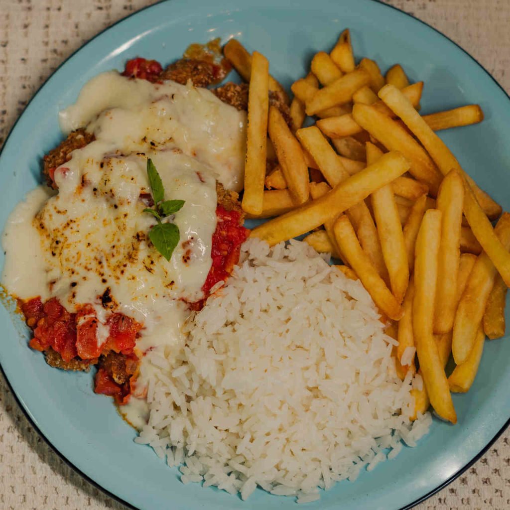 Na foto, um prato de comida - Metrópoles