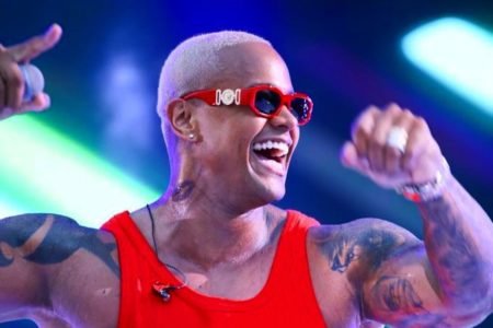 Foto colorida de Léo Santana em show