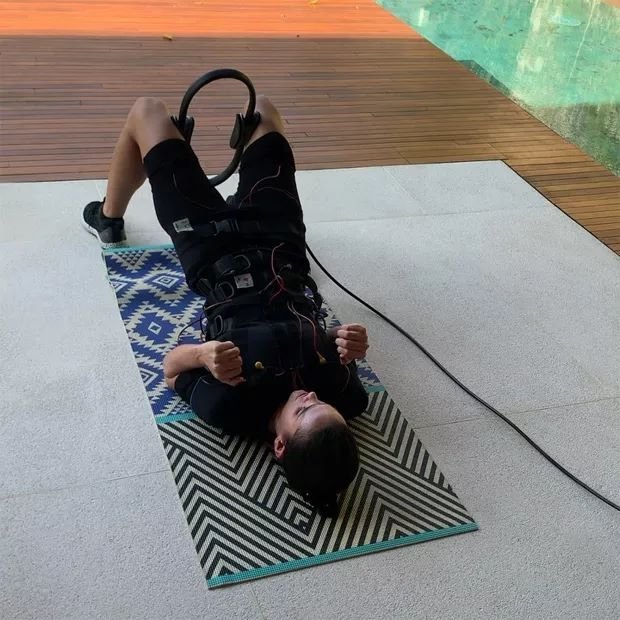 Bruna Marquezine faz o treino de eletroestimulação em sua mansão no Rio de Janeiro
