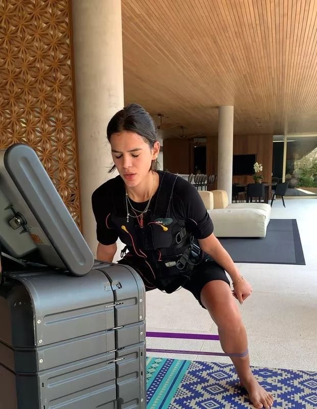 Bruna Marquezine é adepta da eletroestimulação