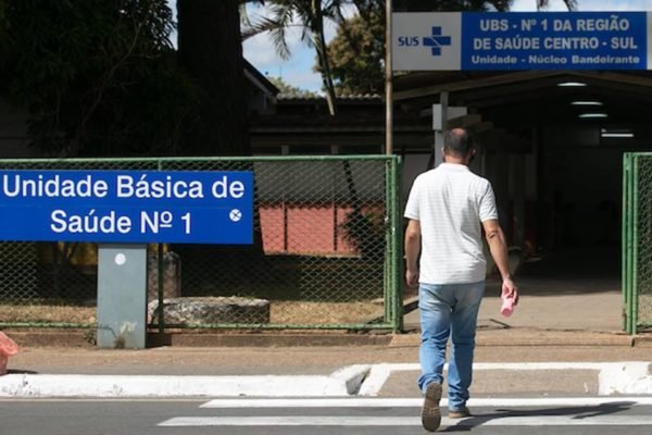 Pessoas e UBS - Metrópoles
