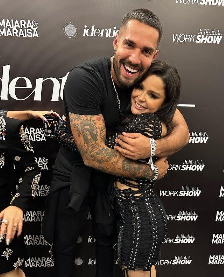 A foto colorida mostra Maraisa e Bil Araújo