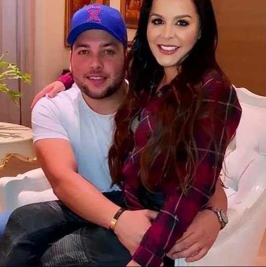 A foto colorida mostra Maraisa e Artur