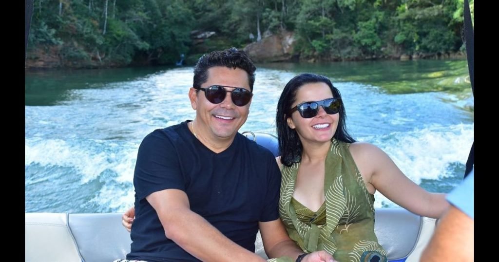 A foto colorida mostra Maraisa e Fabricio