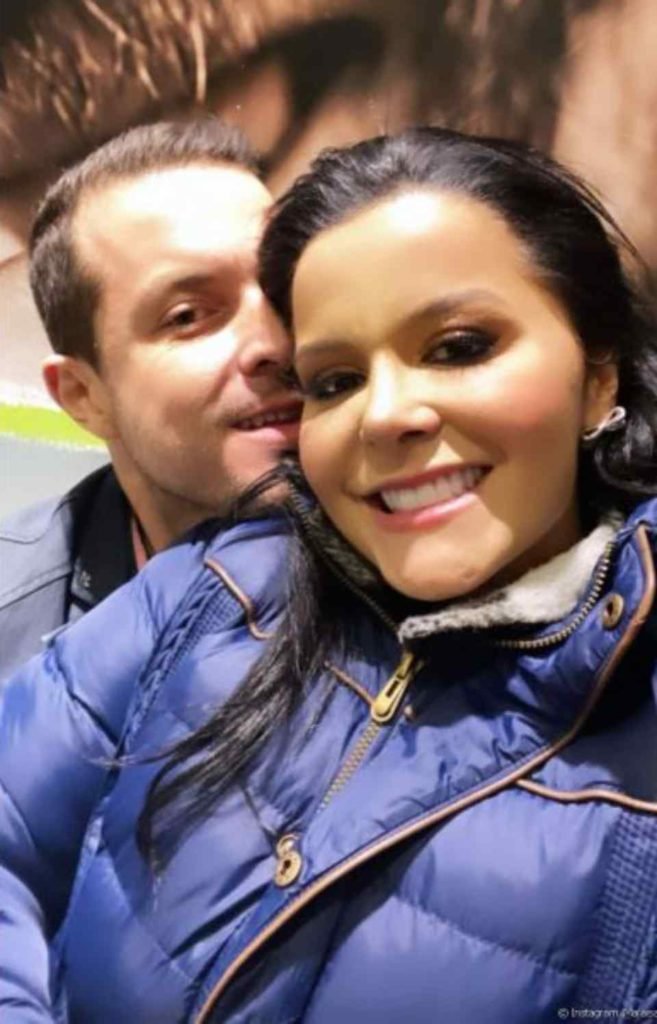 A foto colorida mostra Maraisa e Luiz