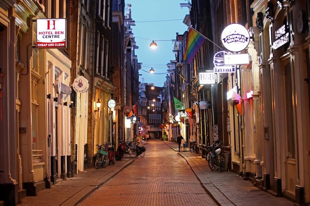 Foto de uma das ruas do Red Light District, em Amsterdã