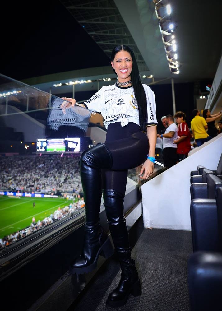 Foto colorida de Simaria e filhos em estádio