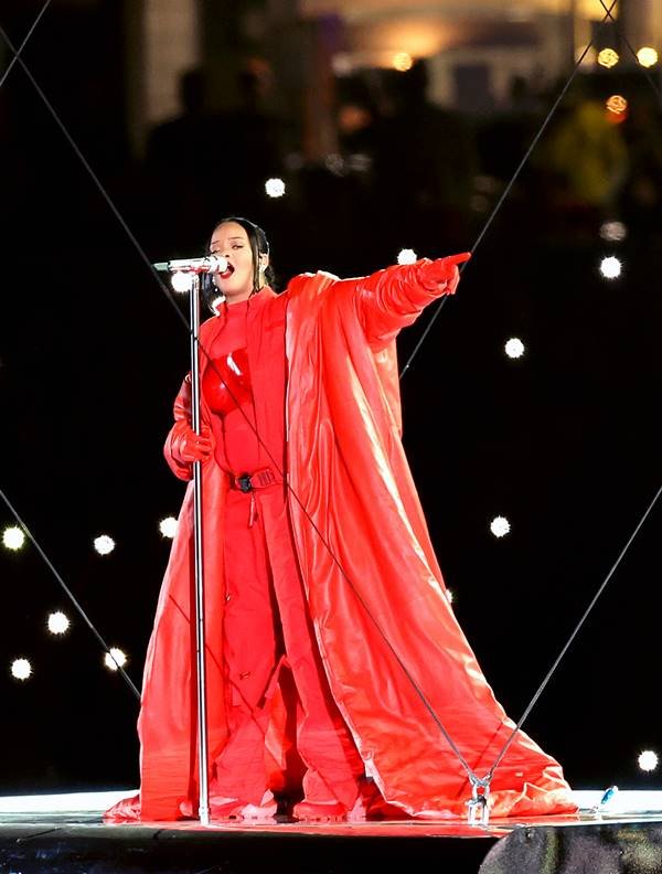 Rihanna usando look vermelho em show no Super Bowl 2023 - Metrópoles