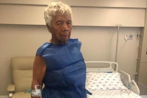 Fiel escudeiro de Silvio Santos, Roque melhora e deixa UTI de hospital -  TNH1