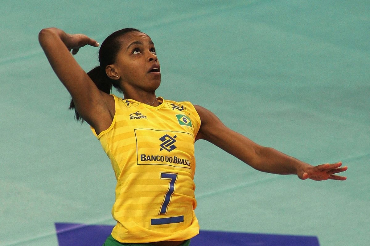 Fofão, primeira mulher a treinar uma seleção brasileira de vôlei