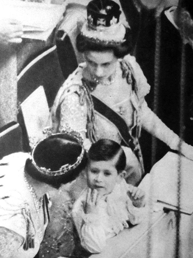 Príncipe Charles com a princesa Margaret e a rainha-mãe na coroação da rainha Elizabeth II, em 1953 - Metrópoles
