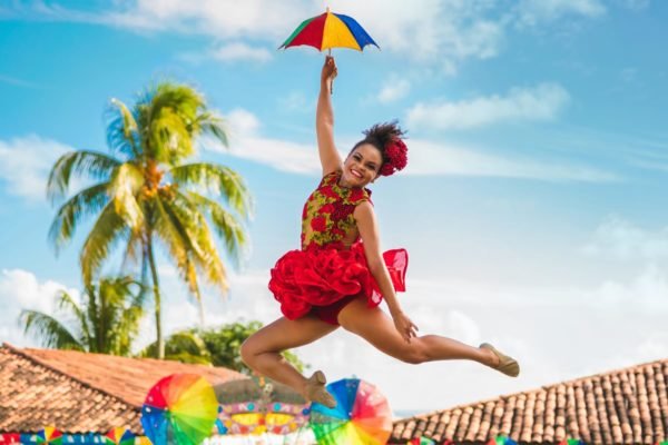 Foto colorida de bailarina dançando música de Carnaval - Metrópoles