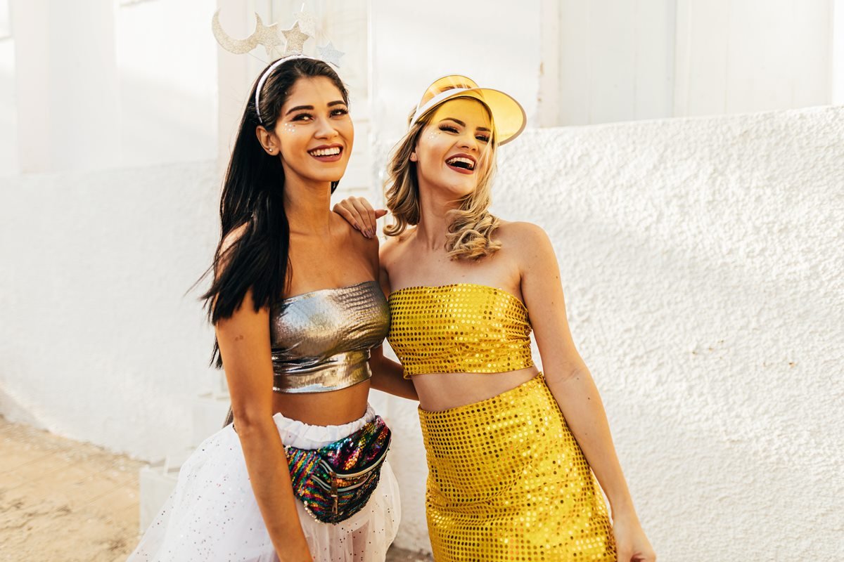 Foto colorida de duas mulheres brancas com fantasias de Carnaval - Metrópoles