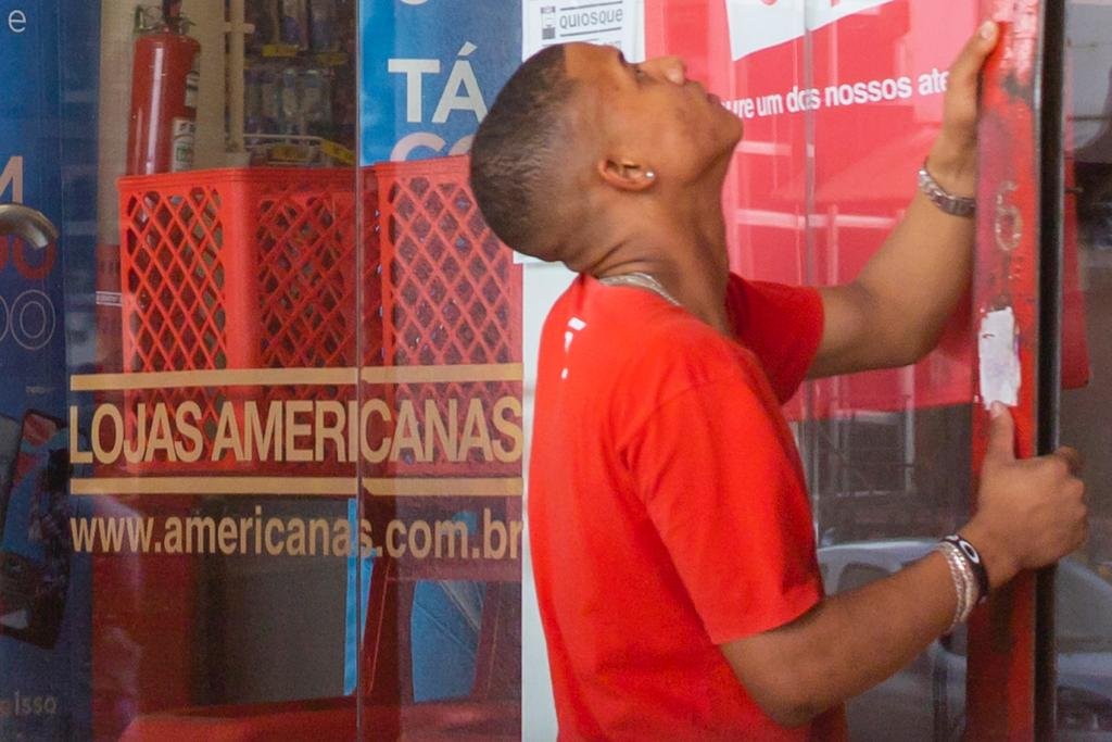 funcionárioarios fecham a loja Americanas em brasília - Metrópoles