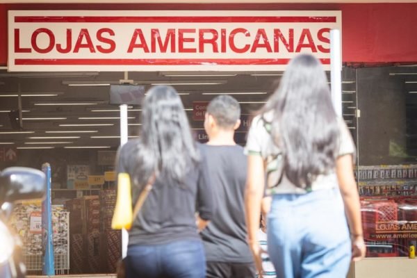 Pessoas passam por fachada da loja Americanas em brasília - Metrópoles