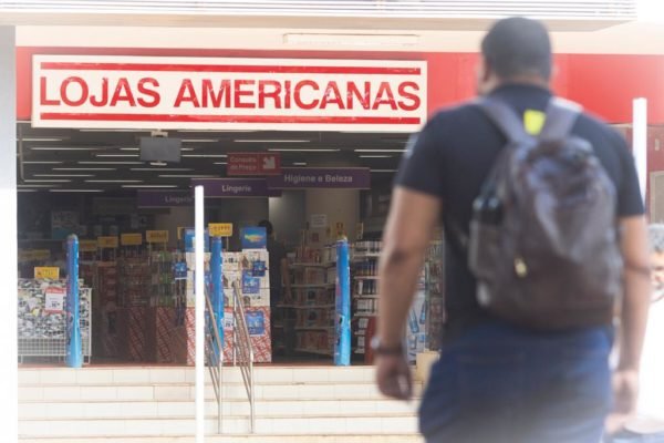 Homem passa por fachada da loja Americanas em brasília - Metrópoles