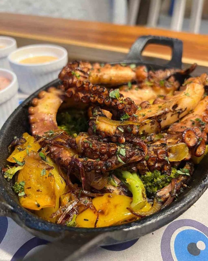 Na foto, um prato de comida grega - Metrópoles