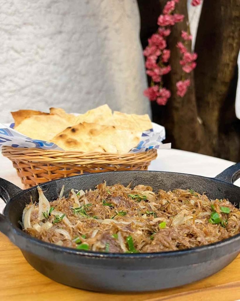 Na foto, um prato de comida grega - Metrópoles