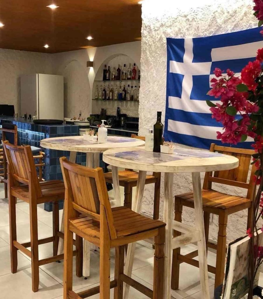 Na foto, a decoração de um restaurante grego - Metrópoles