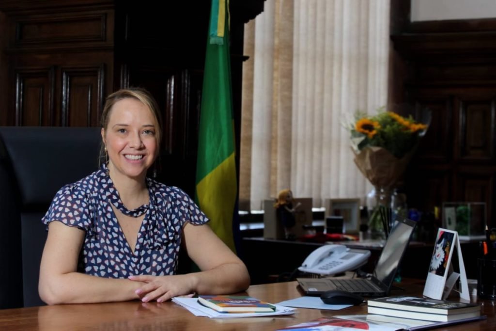 Marília Marton é graduada em ciências sociais pela Pontifícia Universidade Católica de São Paulo (PUC-SP)