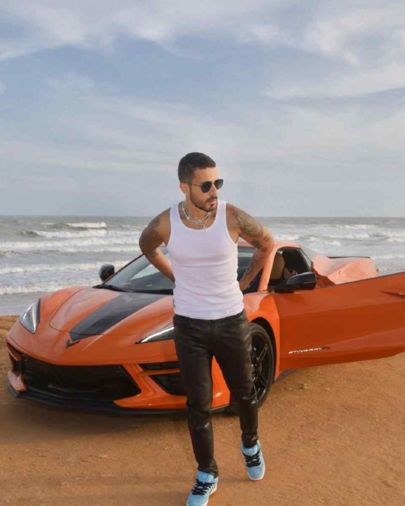 Carlinhos Maia posa em automóvel luxuoso avaliado em R$ 700 mil
