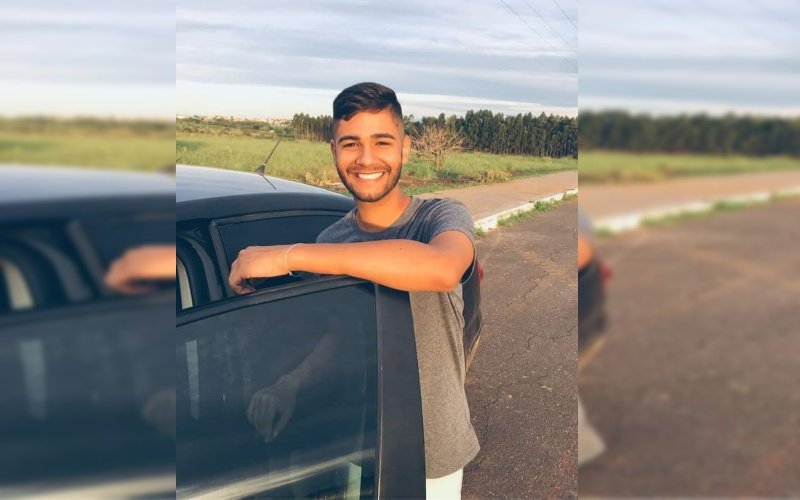Jovem sorrindo para foto