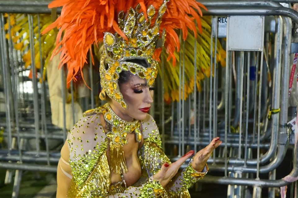 Ana Paula Minerato menstrua durante desfile Acho que foi o nervoso Metrópoles