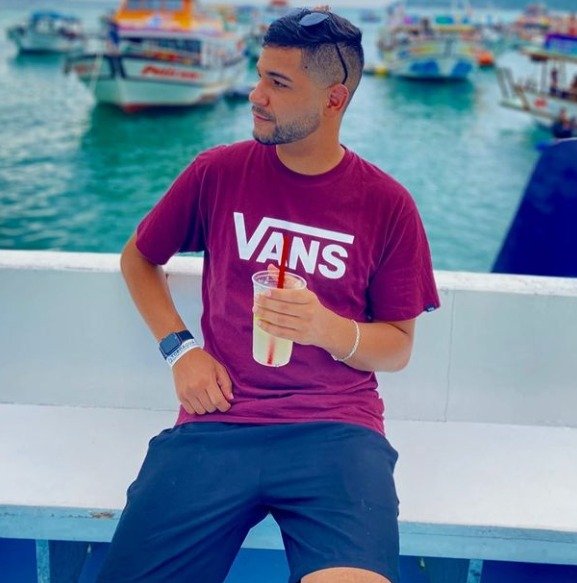 Jovem fazendo pose para foto