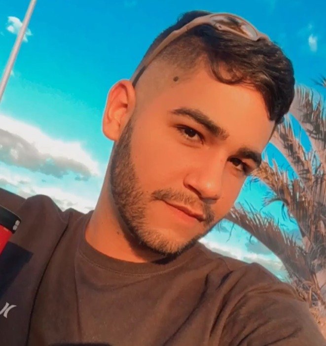 Jovem fazendo pose para foto