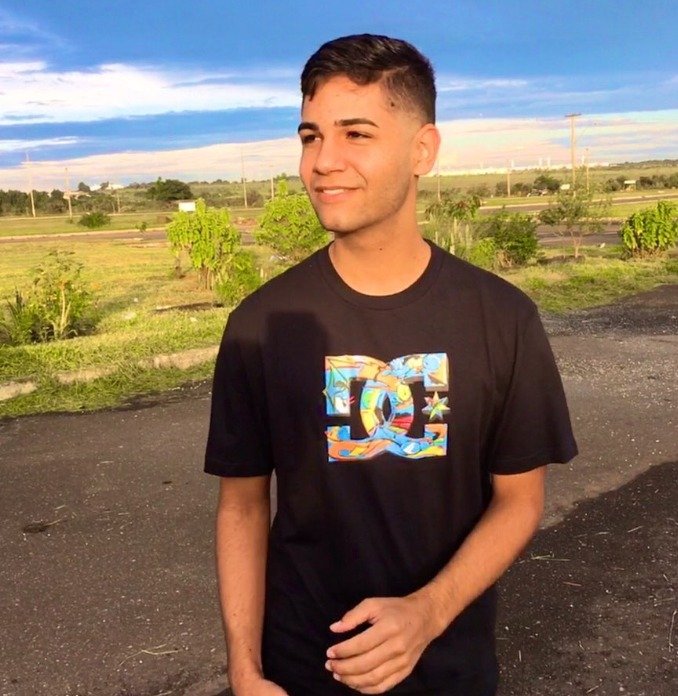 Jovem fazendo pose para foto