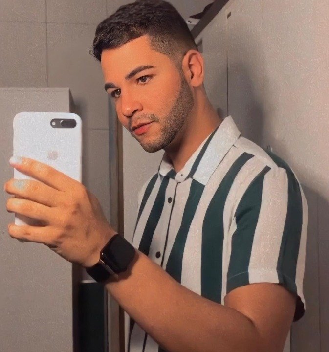 Jovem fazendo pose para foto
