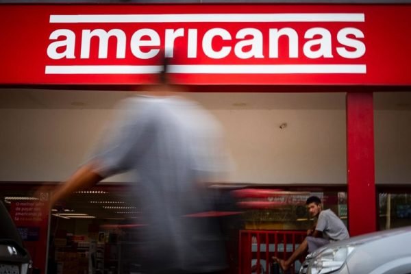 Homem passa por fachada da loja Americanas em brasília - Metrópoles
