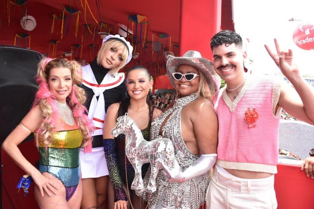 Luiza Possi, Pabllo Vittar, Juliette, Gaby Amantos e Mateus Carrillo posam alado a lado - metrpoles