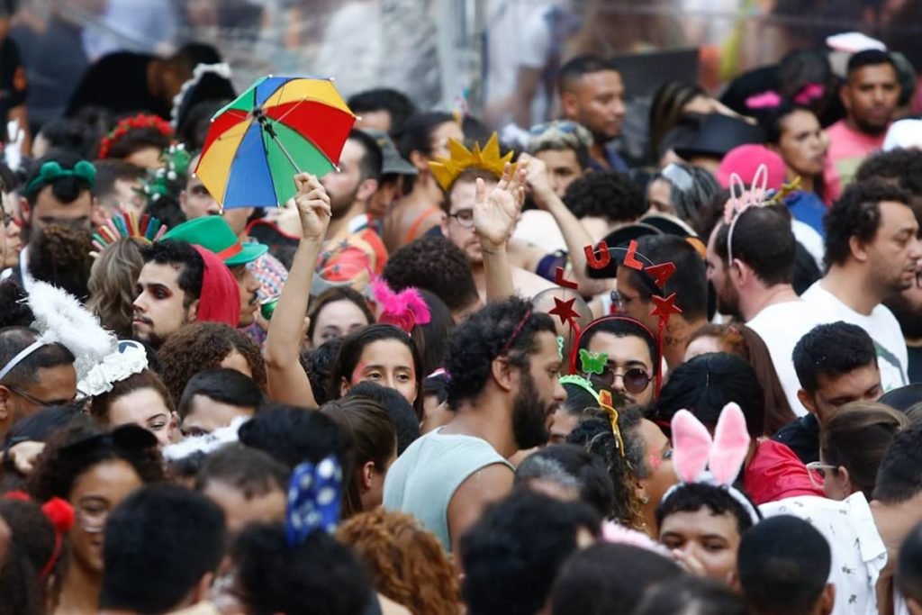 multidão em bloco de carnaval - metrópoles