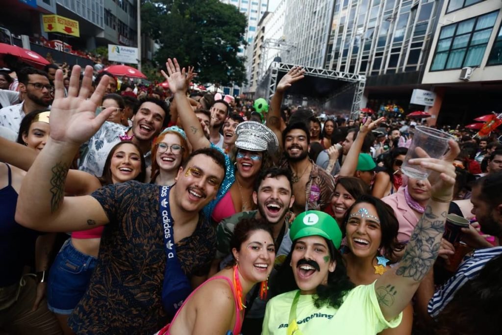 grupo posa em bloco de carnaval - metrópoles