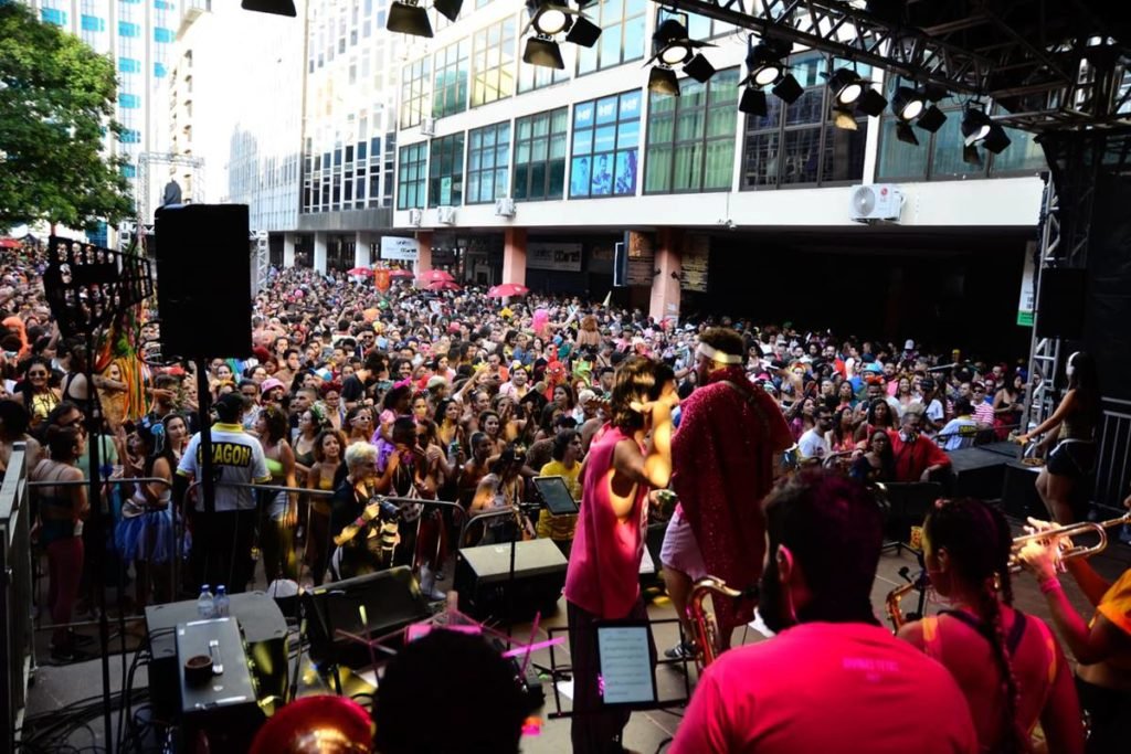multidão em bloco de carnaval - metrópoles