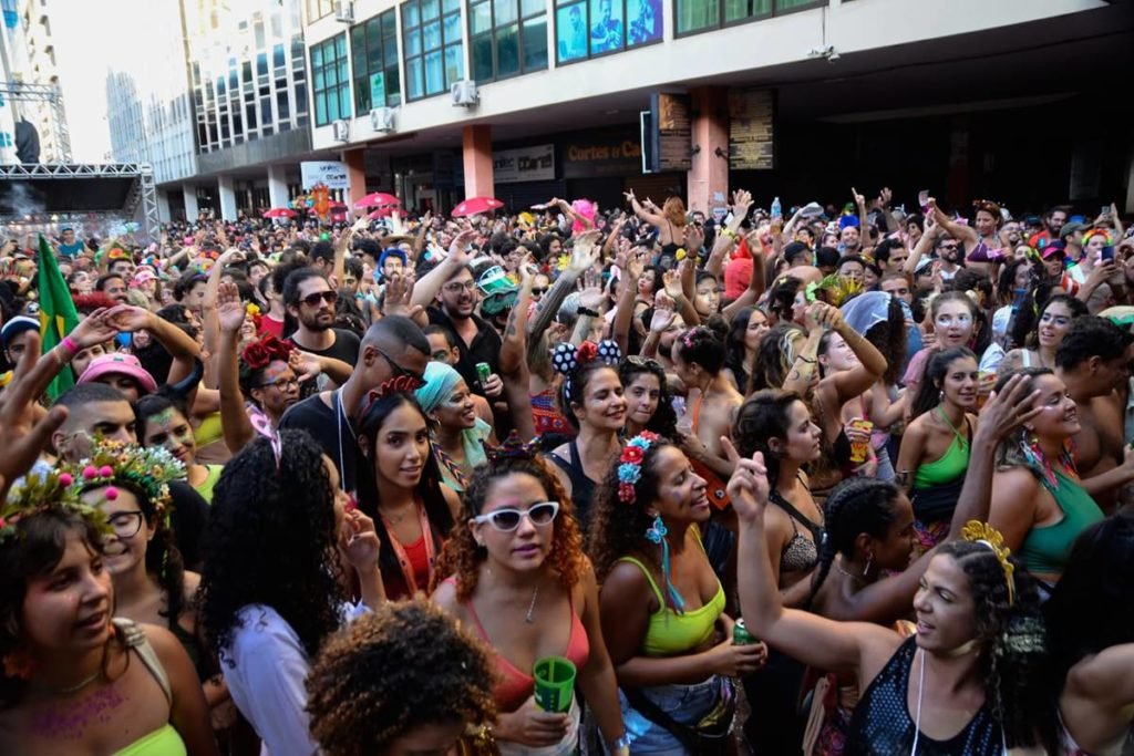 multidão em bloco de carnaval - metrópoles