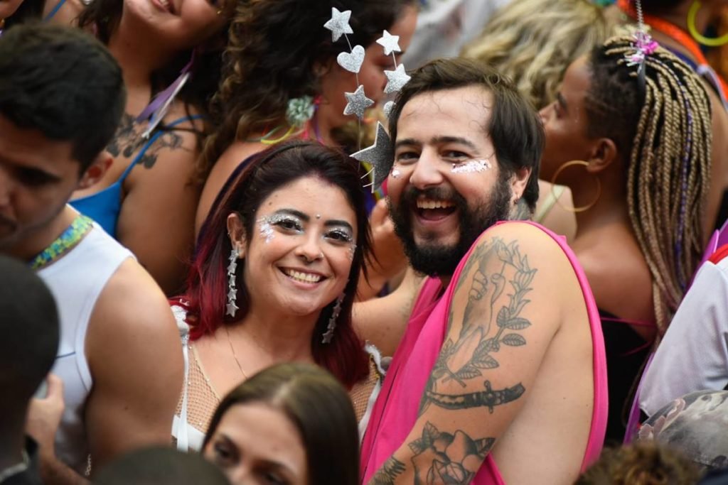 casal posa em bloco de carnaval - metrópoles